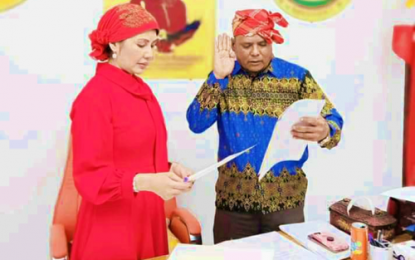 <p><strong>TRIBAL REPRESENTATIVE.</strong> Indigenous peoples’ mandatory representative to the Maguindanao provincial board, Nilo Mosela (right), takes his oath of office before Maguindanao Governor Bai Meriam Sangki-Mangudadatu at the governor's satellite office in Buluan town on Monday (Sept. 23,2019). The new IP board member vows to support all programs of the provincial government for the benefit of tribal communities. <em>(Photo courtesy of Maguindanao PIO)</em></p>