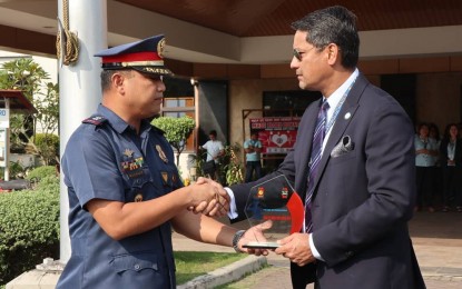 <p><strong>BEST CITY COPS.</strong> Ormoc City Mayor Richard Gomez congratulates the Ormoc City Mobile Force Company led by Lt. Col. Demosthenes Magnaan, for the award as Best City Mobile Force Company in Eastern Visayas region. Gomez said on Tuesday (September 24, 2019) they have been providing financial support to the city police to ensure the city’s drug-free status and attract more tourists and investments.<em> (Photo courtesy of Ormoc City government)</em></p>