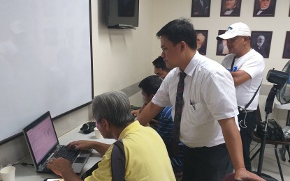 <p><strong>TRACING ONE'S ROOTS.</strong> Mark Espedilla of the Latter-Day Saints (LDS) Church Educational System demonstrates to journalists how to trace your genealogy through FamilySearch inside the church facility in Tacloban City on Wednesday (Sept. 25, 2019). The LDS encouraged the public to learn more about their family history as the country celebrated National Family Week. <em>(PNA photo by Sarwell Meniano)</em></p>