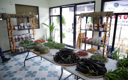 <p><strong>ORGANIC TRADING POST.</strong> Various organic vegetables and fruits, as well as other local products, are on sale at the newly-reopened organic trading post at the New Public Market in Barangay Del Pilar, City of San Fernando, Pampanga. The organic trading post is open from 5 a.m. until 12 noon on Wednesdays and Saturdays. <em>(Photo courtesy of the City Government of San Fernando)</em></p>