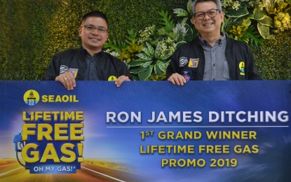 <p><strong>FREE GAS WINNER.</strong> Ron James Ditcing, a 37-year-old sales manager from Rizal, is the first winner of lifetime free gas promo of SEAOIL this year.  With him is Jayvee Dela Fuente, SEAOIL VP for Corporate and Consumer Marketing. <em>(Photo courtesy of SEAOIL)</em></p>