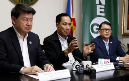 <p><strong>MASAGANANG ANI 300</strong>. Department of Agriculture (DA) Secretary William Dar (center), SL Agritech Corporation CEO Henry Lim Biong (left), and Philippine Center for Entrepreneurship Foundation, Inc. -Go Negosyo founder and chairman Joey Concepcion, sign a memorandum of understanding on the implementation of the hybrid seed program in the country, at the DA central office in Quezon City country on Wednesday (Sept. 25, 2019). Dar said there is a need to improve rice production of farmers to increase their income through the use of inbred and hybrid seeds. <em>(PNA photo by Rico H. Borja)</em></p>