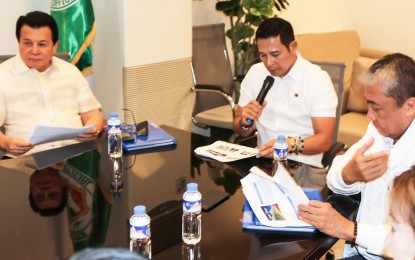 <p><strong>BULACAN INFRA PROJECTS.</strong> Transportation Secretary Arthur Tugade (right) meets with Bulacan Governor Daniel Fernando (center) and Vice Governor Wilhelmino Sy-Alvarado (left) at the City of Malolos building on Wednesday, Sept. 25, 2019. The officials discussed issues and concerns regarding the implementation of various infrastructure projects in the province. <em>(Photo courtesy of Bulacan PAO)</em></p>