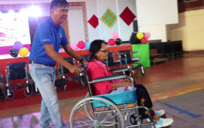 <p><strong>MOBILITY DEVICES.</strong> Kidapawan City Mayor Joseph Evangelista pushes the new wheelchair of an elderly person, which the local government gave as part of the assistive devices it extended Thursday (Sept. 26, 2019) to 25 senior citizens. The city government also handed over PHP6,000 each to seven elderly people who missed their social pension during an earlier event. <em>(Photo courtesy of Kidapawan CIO)</em></p>