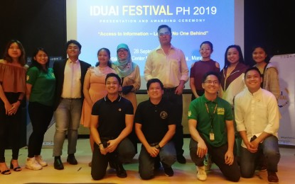 <p><strong>FOI CHAMPIONS</strong>.Communications Secretary Martin Andanar, Assistant Secretary and Freedom of Information of Information program director Kris Ablan, with the members of the 20130 Youth Force of the Philippines and this year's IDUAI Festival winners at the Philippine Cinematheque in Manila. <em>(PNA photo by Joyce Ann L. Rocamora)</em></p>