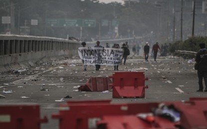 <p><strong>JAKARTA RIOTS</strong>.  Students clash with security forces during a rally in front of the People's Representative Council building on September 30, 2019 in Jakarta, Indonesia. Indonesian student groups have demonstrated against new regulations in Indonesia's criminal and anti-corruption laws. <em>(Eko Siswono Toyudho - Anadolu Agency)</em></p>