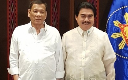 <p><strong>MASSKARA VIP.</strong> In this file photo, President Rodrigo R. Duterte (left) welcomes Bacolod City Mayor Evelio Leonardia in Malacañang. The mayor announced on Tuesday that the Chief Executive will be the guest of honor during the 40th MassKara Festival slated from October 7 to 27. <em>(File photo courtesy of Bacolod City PIO)</em></p>