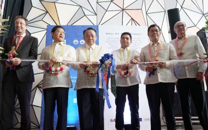 <p><strong>JUSTICE ZONE ADVOCATES.</strong> Naga City Mayor Nelson S. Legacion (2nd from right) leads the ribbon cutting of the Justice Zone corner at the People’s Hall together with (from left) European Union Chargé d’Affaires Thomas Wiersing, DILG Secretary Eduardo Año, Chief Justice Lucas Bersamin, DOJ Undersecretary Markk Perete, and RTC-Naga Executive Judge Erwin Virgilio Ferrer. <em>(Photo by JBN/Sylranjelvic Villaflor)</em></p>