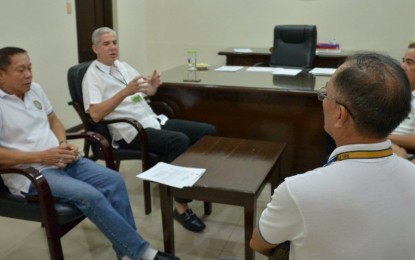 <p><strong>TASK FORCE ON FAW.</strong> Negros Occidental Governor Eugenio Jose Lacson (2nd from left) meets with Provincial Agriculturist Japhet Masculino (left) and personnel of the Office of Provincial Agriculturist at the Capitol on Monday (Sept. 30, 2019), after he issued an executive order forming the Provincial Coordinating Task Force on Fall Armyworm (FAW). The Department of Agriculture-Western Visayas is verifying a suspected FAW case in Barangay La Granja, La Carlota City. <em>(Photo courtesy of PIO Negros Occidental)</em></p>