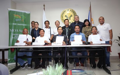 <p><strong>RICE SEED PROGRAM.</strong> Agriculture Secretary William Dar (3rd from left) and officials of the various seed growers’ associations and cooperatives sign a memorandum of agreement (MOA) Tuesday (Oct. 1, 2019) to ensure supply of high-quality inbred rice seeds. The distribution of inbred seeds to farmers is part of the Rice Competitiveness Enhancement Fund (RCEF) under the Rice Tariffication law. <em>(Photo courtesy of the Department of Agriculture)</em></p>