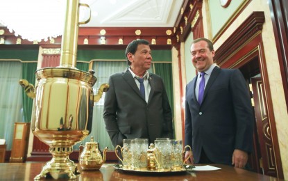 <p><strong>RUSSIA VISIT.</strong> President Rodrigo R. Duterte receives a token from Russian Prime Minister Dmitry Medvedev, following their successful bilateral meeting at the Prime Minister's Office in Moscow on October 2, 2019. Duterte will meet Russian President Vladimir Putin in Sochi to discuss the state of Philippine-Russian bilateral relations. <em>(Presidential Photo)</em></p>