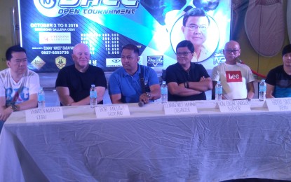 <p><strong>PRESS CONFERENCE.</strong> Mayor Edgardo Labella (third from right) briefly joins the "Sargo sa Cebu City" Open 10-ball billiards tournament press conference on Thursday (Oct. 3, 2019). With him are (from left) national player Warren Kyamco, Bob Maclelan of Scotland, tilt organizer Elman Sacayanan, Hideki Saito of Japan, and Indonesia Open third runner-up Husley Jusayan.<em> (Photo by Luel Galarpe)</em></p>
