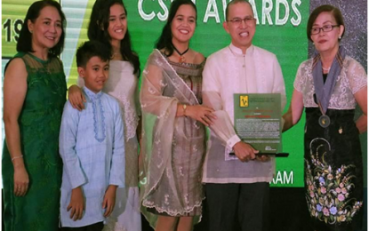 <p><strong>HONORED.</strong> Dr. Glenn B. Gregorio (2nd from right), director of the Southeast Asian Regional Center for Graduate Study and Research in Agriculture (SEARCA), receives the 2019 Crop Science Society of the Philippines (CSSP) Honorary Fellow during the 25th Federation of Crop Sciences Societies of the Philippines and 1st Federation of Plant Science Association of the Philippines Scientific Cooperation in Davao City on Sept. 19, 2019.  CSSP President Edna A. Anit (right) presented the award in front of CSSP Awards and Recognition Committee chairperson Marissa V. Romero (left), and Gregorio’s wife Myla Beatriz Audije (3rd from right) and two of their six children. <em>(Photo courtesy of SEARCA)</em></p>