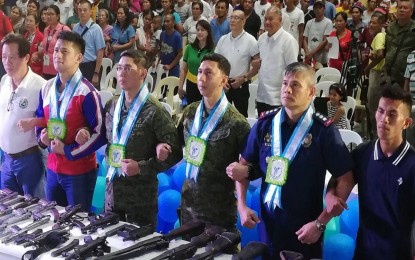 <p><strong>TOGETHER FOR PEACE.</strong> Brig. Gen. Eric Vinoya (3rd from left), commander of Joint Task Force Negros, and Brig. Gen. Benedict Arevalo (4th from left), commander of 303rd Infantry Brigade, link arms for peace with (from left) Escalante Mayor Melecio Yap Jr., actor Robin Padilla, Negros Occidental Police Director Col. Romeo Baleros, and former rebel 'Ka Joros' during the North Negros Summit held in Escalante City, Negros Occidental on September 20, 2019. <em> (PNA Bacolod file photo) </em></p>