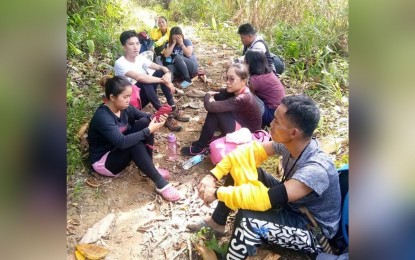 <p><strong>UPLAND TUTORS.</strong> Teachers assigned to upland areas of Calbayog City take a short rest in between their daylong hikes from the road to upland campuses. The young teachers are assigned to the remote schools of Calbayog. <em>(Photo courtesy of David Refuncion)</em></p>