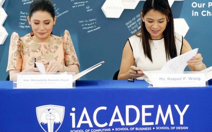 <p><strong>AR TECHNOLOGY.</strong> Tourism chief Bernadette Romulo-Puyat and iAcademy chief operating officer Raquel Wong sign the memorandum of agreement (MOA) in Makati City on Friday (Oct.4). The MOA is meant to produce films and augmented reality (AR) app that can deliver cutting-edge promotional materials to help the country’s tourism efforts. <em>(PNA photo by Ben Briones)</em></p>