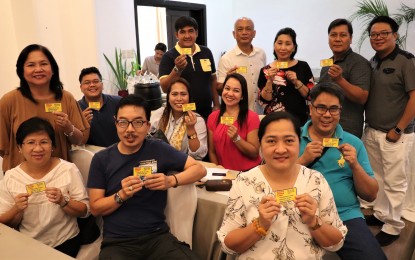 <p><strong>YES TO ORGAN DONATION.</strong> Chiefs of public and private hospitals, led by Department of Health 4-A (Calabarzon) Non-Communicable Disease cluster head Marilou R. Espiritu (front row right), show their organ donor card as a sign of commitment to saving more lives, at the end of the “Orientation on Kidney and Organ Donation” in Nasugbu, Batangas on Wednesday (Oct. 2, 2019). The orientation was held for medical practitioners and barangay health workers to promote this advocacy and raise awareness of the importance of organ donation. <em>(Photo courtesy of DOH 4-A)</em></p>