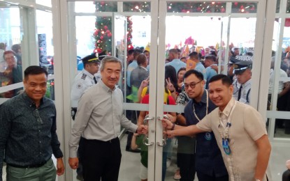 <p><strong>SM CENTER DAGUPAN OPENS.</strong> Hans Sy (second from left), chairman of SM Prime Holdings for the executive committee, Pangasinan Vice-Governor Mark Lambino (right), and Pangasinan 4th District Rep. Christopher de Venecia (second from right) lead the ceremonial opening of doors to shoppers of the newest SM Center in Dagupan City on Friday (Oct.4). It is located on M. H. del Pilar Street, Dagupan City and has a floor area of approximately 23,000 square meters, with over 115 stores. <em>(Photo by Liwayway Yparraguirre)</em></p>