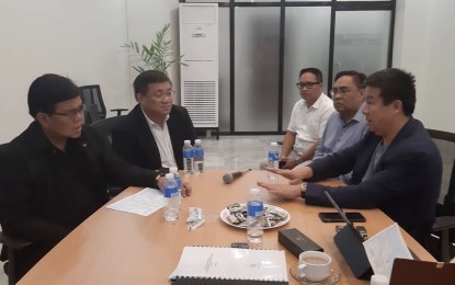 <p><strong>FIBER INTERNET.</strong> Converge ICT Solutions president and CEO Dennis Uy (right) emphasizes a point to Cebu City Mayor Edgardo Labella (left) during the former's visit to the Office of the Mayor on Thursday (Oct. 3, 2019). Converge is rolling out a fast fiber internet project in Cebu using fiber optic technology. <em>(PNA photo by John Rey Saavedra)</em></p>