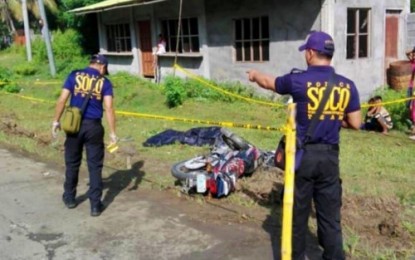 <p><strong>AMBUSHED.</strong> Police probers cordon off the crime scene where victim Rocelito Balboa, 50, chief mechanic of the Sultan Kudarat-based Lamsan Trading Corporation, was shot dead by armed men on board a sports utility vehicle in Barangay Pigcalagan, Sultan Kudarat, Maguindanao on Saturday morning (Oct. 5, 2019.)The local police said it is pursuing a good lead in resolving the case. <em>(Photo courtesy of Sultan Kudarat MPS)</em></p>