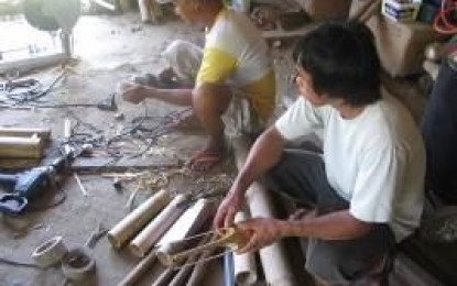 <p><strong>SHARED SERVICE FACILITY</strong>. Former fishermen in Dipaculao, Aurora province make bamboo handicrafts through the support of the Department of Trade and Industry. They are members of Croppers/Sharesmen Association, Inc. (CSAI) that benefitted through the DTI's shared service facility project. <em>(File photo courtesy of DTI-Aurora)</em></p>