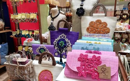 <p><strong>PRODUCT EXPO.</strong> The Aklan Product Expo 2019 features trendy fashion accessories and wearables locally produced by micro, small and medium entrepreneurs in the province. A total of 60 SMEs joined this year’s seven-day exhibit which opened at the SM City Iloilo on Monday (Oct. 7, 2019). <em>(PNA photo by Perla G. Lena)</em></p>