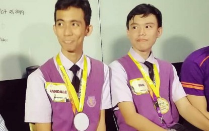 <p><strong>QUIZ BEE WINNERS.</strong> Shown in photo are Jandale Samillano (left) and Paul Peralta of Southland College Kabankalan, grand champions of the Battle of the Brains regional quiz bee contest. The BOTB, now in its fourth year, is the premier science-based contest on Negros Island to promote renewable energy and fight climate change.<em> (Photo by Judy Flores Partlow)</em></p>