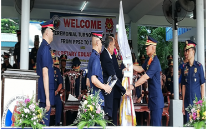 <p><strong>PNP TAKES CONTROL OF TRAINING COPS.</strong> Philippine Public Safety College president Ricardo de Leon hands over the symbolic flag and the roster of trainees of the National Police Training Institute and its 18 Regional Training Centers across the country to PNP chief, Gen. Oscar Albayalde at the formal turn-over ceremony in Camp Gen. Vicente Lim, Calamba City on Oct. 7, 2019. Albayalde said it was "high time" that the PNP took full responsibility for training policemen "to address current dysfunctions". <em>(Photo by Saul E. Pa-a)</em></p>