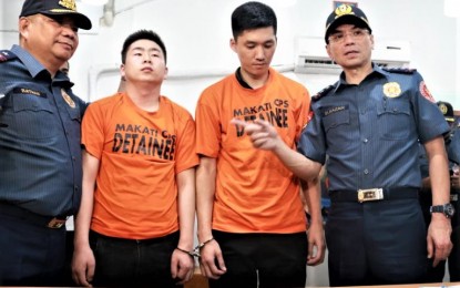 <p><strong>BRIBERY TRY.</strong> Maj. Gen. Guillermo Eleazar (right), chief of the National Capital Region Police Office (NCRPO), presents bribery suspects Zhang Xiuquang and Fan Jianping on Tuesday (Oct. 8, 2019). The two suspects were arrested for attempting to bribe Makati police officers in exchange for the release of (POGO) workers earlier arrested in a prostitution den in Makati City. <em>(Photo courtesy: NCRPO PIO)</em></p>