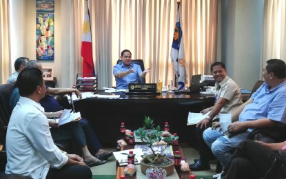 <p><strong>FACILITIES IN PUBLIC SCHOOLS.</strong> Members of the Iloilo Provincial School Board on Wednesday (Oct. 9, 2019) discuss its programs and directions for 2019 with Governor Arthur Defensor Jr. at the Capitol. Defensor said the board is prioritizing the establishment of toilets, wash areas and water systems in public schools. <em>(PNA photo by Gail Momblan)</em></p>
