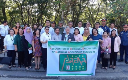 <p><strong>COLLABORATION.</strong> Secretary Emmanuel Piñol of the Mindanao Development Authority (MinDA) poses for posterity with members of the Association of Regional Executive Ives of National Agencies (ARENA) in Region 11 headed by its president, Anthony Sales, regional director of the Department of Science and Technology. <em>(Photo by MinDA)</em></p>