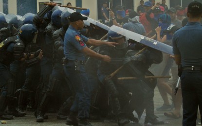 <p><strong>CROWD CONTROL.</strong> Police officers demonstrate their civil disturbance management (CDM) capability in this May 2018 event at the Philippine National Police (PNP) regional office complex in Palo, Leyte. The PNP will again stage the CDM competition to boost the capability of law enforcers in securing rallies on Oct. 11, 2019. <em>(PNA photo by Roel Amazona)</em></p>