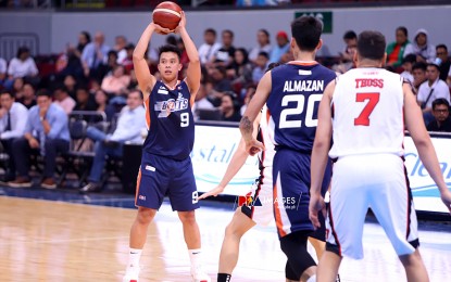 <p><strong>WEEK’S BEST.</strong> Baser Amer (9) sets play as he sizzled in Meralco’s 101-75 rout of Alaska after tallying 27 points in the PBA Governor’s Cup on Oct. 4, 2019. Amer was named Player of the Week for the period September 30 to October 6. <em>(Photo courtesy of PBA)</em></p>
