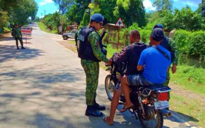 <p><strong>CHECKPOINT.</strong> Members of the Antipas municipal police in North Cotabato conduct checkpoint operations following the murder of a retired village councilman of Barangay Malangag in the area on Wednesday (Oct. 9, 2019). On the same day, a businesswoman was gunned down in Matalam town in the same province by a still-unidentified assailant. <em>(Photo courtesy of PRO-12)</em></p>