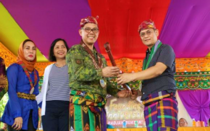 <p><strong>ADOPTED SON.</strong> Mayor Zamzamin Ampatuan (right) of Rajah Buayan, Maguindanao, hands over a memento to Maj. Gen. Diosdado Carreon (left), chief of the Army’s 6th Infantry Division, on Thursday (Oct. 10, 2019). Carreon will be known as “Datu Didagen”, a Moro term for “impregnable leader”, as he was made an adopted son of Rajah Buayan for his contribution to the town’s peace and development initiatives. <em>(Photo courtesy of 6ID)</em></p>