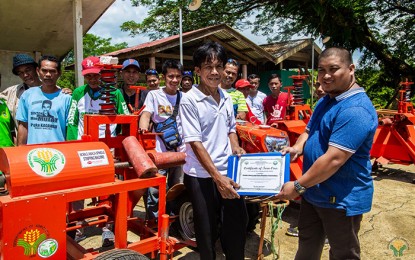 <p><strong>NEW EQUIPMENT.</strong> Cecilia Abaca-Corn Farmers Association chair Bienvenido C. Gallarde (left) receives the turn-over certificate of farm equipment and machinery from DA-SAAD Caraga deputy program coordinator Roberto Hipolao Jr. on Friday (Oct. 11) in San Luis, Agusan del Sur. The support aims to improve the quality of the production of abaca fiber in the town of San Luis in Agusan del Sur. <em>(Photo courtesy of DA-13 Info Office)</em></p>