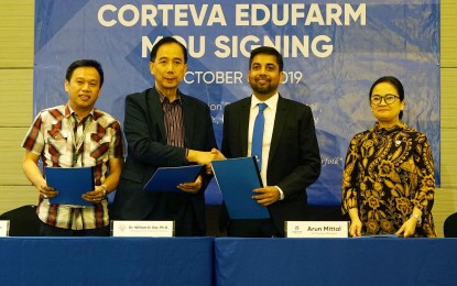 <p><strong>INCREASING PRODUCTIVITY</strong>. Agriculture Secretary Dr. William D. Dar (2nd left) and Corteva Agriscience PH Country Manager Arun Mittal sign a memorandum of understanding held at Luxent Hotel, Quezon City on Friday (Oct. 11, 2019) to increase rice and corn productivity. With them (from left) are Agriculture Undersecretary Ariel Cayanan and CTVA Asean managing director Farra Siregar. <em>(PNA photo by Ben Briones)</em></p>