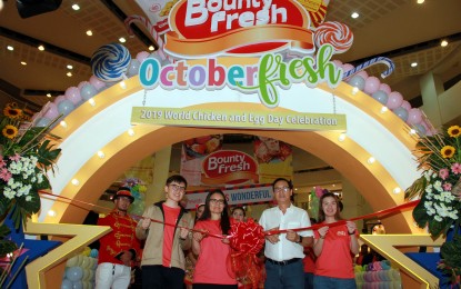 <p><strong>WORLD CHICKEN AND EGG DAY</strong>. Bounty Fresh officers led by (left to right) Evan Chen, Assistant Sales Manager; VP for Sales Sylvia Chen; Managing Director Edwin Chen; and AVP for Marketing Patricia Cheng-Lim; led the ribbon-cutting during the third annual celebration of World Chicken and Egg Day held at Trinoma Mall, Quezon City on Oct. 12, 2019. The Philippine World Chicken and Egg Day was simultaneously celebrated in other parts of the world like Australia, the UK, USA, Brazil, France, and neighboring Asian countries such as Vietnam and Indonesia. <em>(PNA file photo by Gil Calinga)</em></p>