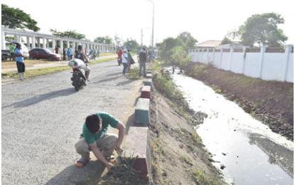 <p><strong>CAVITE CITIES’ HIGH CLEARING OPS RATING</strong>. Cavite local government units (LGUs) vow to sustain their high compliance rating like this photo taken on the transformation in two months of Cavite’s Open Canal Road following President Rodrigo Roa Duterte’s directive to the Department of the Interior and Local Government (DILG) on clearing the public roads and highways from illegal structures and obstructions, on Oct. 15, 2019. <em>(PNA photo by Dennis Abrina)</em></p>