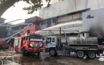 <p><strong>MALL FIRE.</strong> Firetrucks try to put out the raging fire on the second floor of Gaisano Mall in General Santos City. The fire was put out more than 12 hours after it started following the 6.3-magnitude earthquake that rocked parts of Mindanao on Wednesday evening. <em>(Photo courtesy of Mayor Ronnel Rivera’s Facebook page)</em></p>