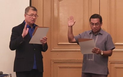<p> Philippine Institute of Volcanology and Seismology (Phivolcs) officer-in-charge (OIC) Renato Solidum Jr. (right) is sworn in by DOST Secretary Fortunato de la Peña as Undersecretary for Scientifc and Technological Services, held at a hotel in Pasay City on Thursday (October 17, 2019). (<em>Photo courtesy of DOST</em>) </p>