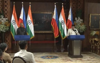 <p><strong>PH-INDIA DEALS.</strong> President Rodrigo Duterte (right) and Indian President Ram Nath Kovind (left) deliver their joint statement on the sidelines of the signing of cooperation deals between the Philippines and India in Malacañan Palace on Friday (Oct. 18, 2019). Both leaders expressed elation over the growing friendship between Manila and New Delhi that has brought "tremendous opportunities" between their peoples. <em>(Screengrab from Presidential Communications Facebook page)</em></p>
