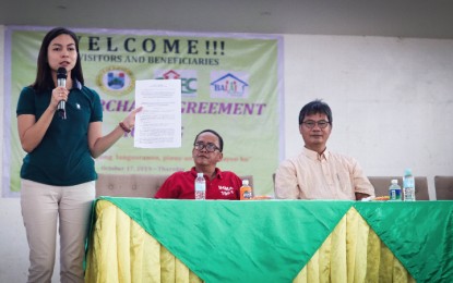<p><strong>HOUSING PROJECT.</strong> Chermaine Morante, mortgage examiner of Socialized Housing Finance Corporation (SHFC) explains to the beneficiaries the terms and conditions contained in the lease agreement the parties signed on Thursday (Oct. 17, 2019). At least 746 beneficiaries, belonging to the Mandaya Muslim Bisaya Homeowners Association, signed the document at the Capitol covered court. <em>(Photo courtesy of Davao Oriental PIO)</em></p>