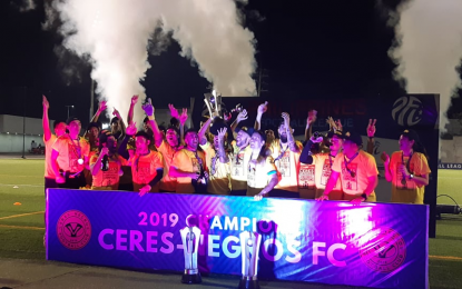 <p><strong>STILL CHAMPIONS</strong>. Ceres Negros celebrates after receiving its third Philippines Football League championship trophy at the Aboitiz Pitch in Lipa City on Saturday night (Oct. 19, 2019). Ceres Negros ended the season unbeaten in 22 games. <em>(PNA photo by Ivan Stewart Saldajeno)</em></p>
