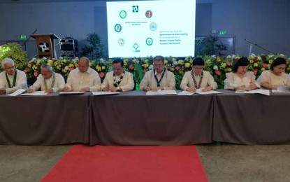 <p><strong>RESEARCH NETWORK.</strong> Seven higher education institutions in Western Visayas enter into an agreement with the Department of Science and Technology (DOST) for the creation of the Western Visayas Marine Transport Research and Development Network during the opening of the Regional Science and Technology Week (RSTW) held at the Iloilo Convention Center on Monday (Oct. 21, 2019). DOST Secretary Fortunato dela Peña and Regional Director for Western Visayas Rowen Gelonga (5th and 6th from left, respectively) sign on behalf of the DOST. <em>(PNA photo by Perla G. Lena)</em></p>