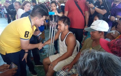 <p><strong>ASSISTANCE.</strong> Senator Christopher Lawrence Go visits the victims of the 6.3 magnitude earthquake last Oct. 16 in Magsaysay, Davao del Sur on Monday (Oct. 21, 2019). Go handed out financial and relief assistance to the 1,180 directly-affected families. <em>(PNA photo by Eldie Aguirre)</em></p>