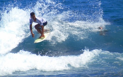 <p><strong>RIDING THE WAVES.</strong> A surfer rides a wave in Calicoan Island, Guiuan, Eastern Samar. The local government unit is firm on bringing back the glory of Calicoan Island as the surfing capital in the Visayas after the successful hosting and return of the national surfing event which started on Tuesday (Oct. 22, 2019). <em>(PNA photo by Roel Amazona)</em></p>