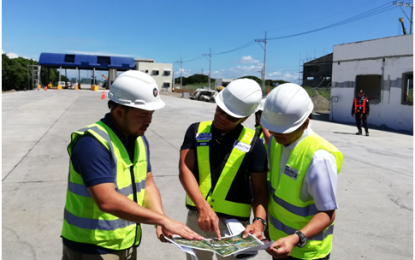 <p><strong>CALAX INITIALLY OPENS OCT. 30.</strong> Department of Public Works and Highways (DPWH) Secretary Mark A. Villar (left) embarks on a final inspection of the first 10 kilometers traversing the Laguna portion of the 45-kilometer Cavite-Laguna Expressway with a whistle-stop and on-site briefing near the Mamplasan Interchange in Biñan City, Laguna on Tuesday (Oct. 22, 2019). Joining Villar is MP CALA Holdings Inc. Vice President for Tollways Design and Engineering Arturo H. Monge (center) and DPWH Director Alex Bote. <em>(PNA photo by Saul E. Pa-a)</em></p>