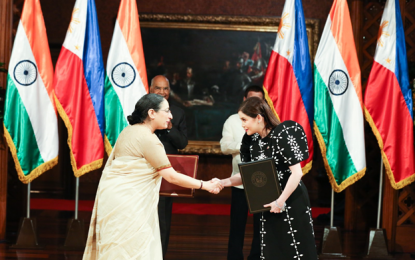 <p><strong>PH-INDIA TOURISM PACT.</strong> The ceremonial exchange of agreements between the Philippines and India represented by Tourism Secretary Bernadette Romulo-Puyat and India Ministry of External Affairs Secretary (East) Vijay Thakur Singh. Also present to witness the ceremonial exchange of agreement were President Rodrigo R. Duterte and Indian President Ram Nath Kovind. <em>(Photo courtesy of DOT)</em></p>