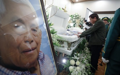 <p><strong>PRRD VISITS NENE PIMENTEL'S WAKE.</strong> President Rodrigo Duterte pays his last respects to his friend and political ally, former Senate president Aquilino “Nene” Pimentel Jr. at the Heritage Park in Taguig City on Tuesday (Oct. 22, 2019). The President proceeded to the wake after arriving in Manila from his shortened trip to Japan to witness the enthronment rites of Emperor Naruhito. <em>(Presidential Photo)</em></p>